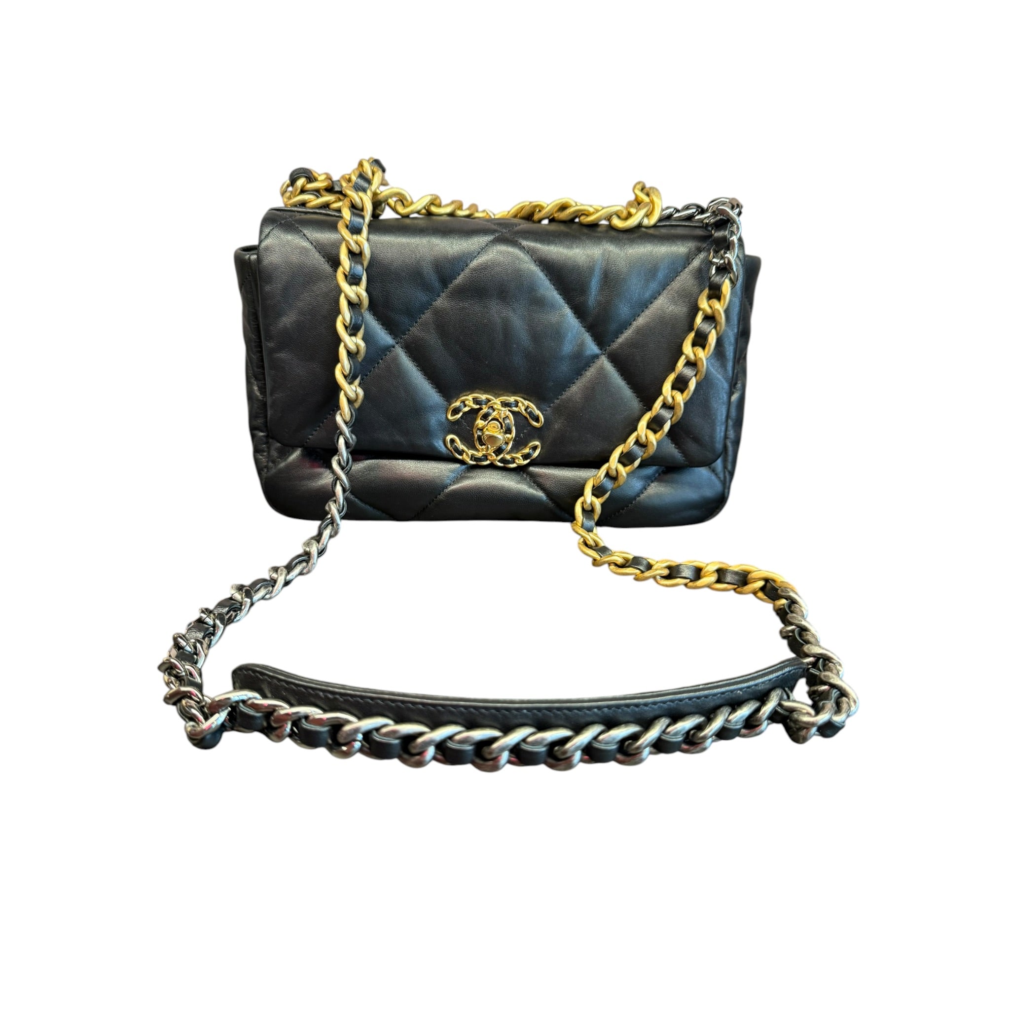CHANEL 19