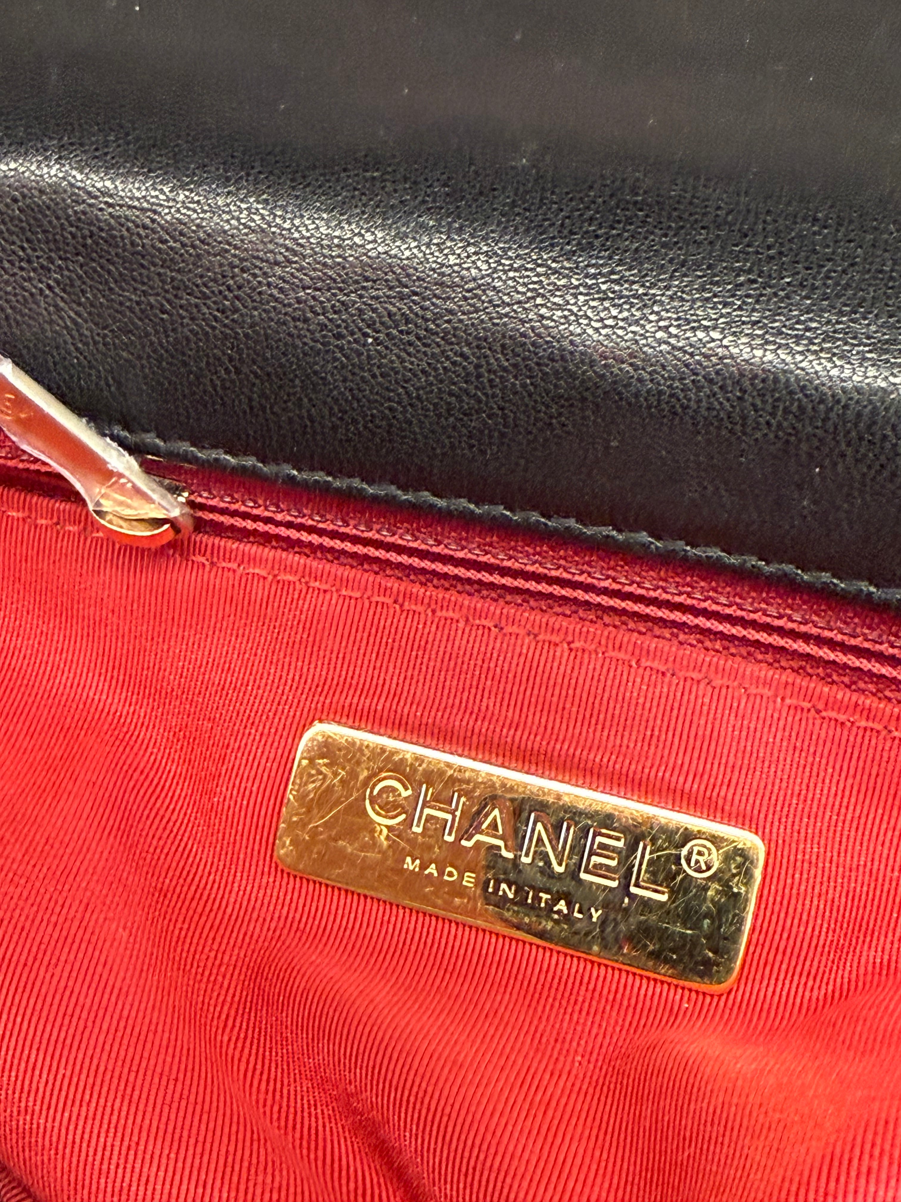 CHANEL 19